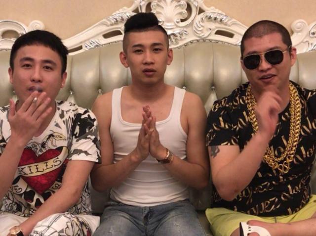 "网红鼻祖三眼"回归首秀,直播人气近两万,公开向粉丝致歉