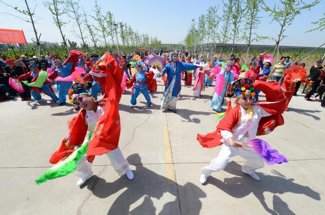 东北秧歌绕花组合视频乐亭地秧歌的传统表演方式