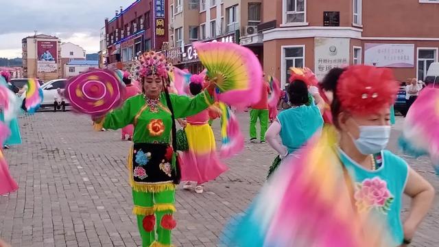 东北秧歌舞蹈视频红男绿女大秧歌