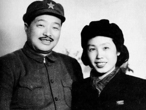 建國後 賀龍每次在家跟周總理見面時 為何總是側著身坐在一旁 中國熱點