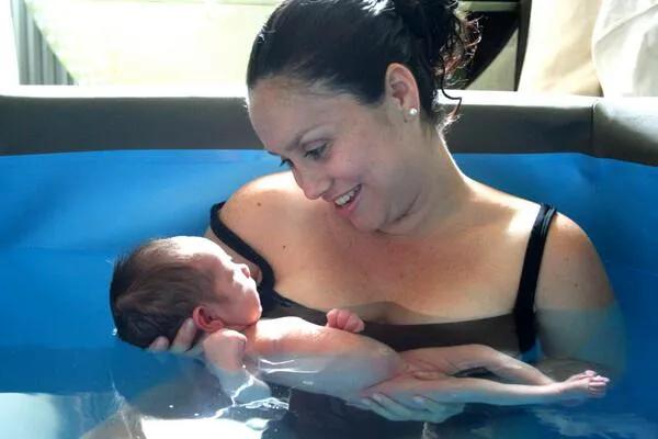 丈夫力阻妻子水中分娩：你生孩子越痛苦，和孩子关系就越好