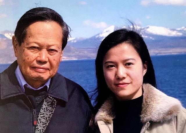 杨振宁100岁生日，45岁翁帆一袭红裙笑颜如花，18年婚姻证明爱情