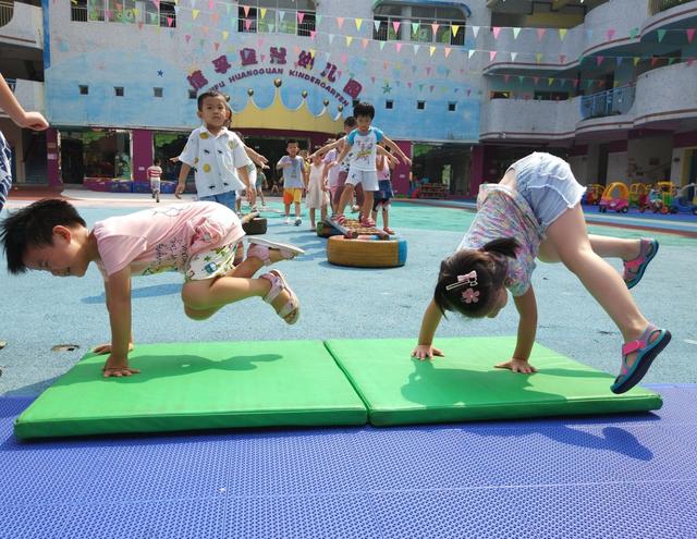 体育活动会有效地锻炼到幼儿园学生们的思维能力以及身体素质