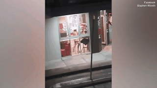 悉尼男子在大街上裸奔，竖中指！还大闹披萨店！网友：太坏了