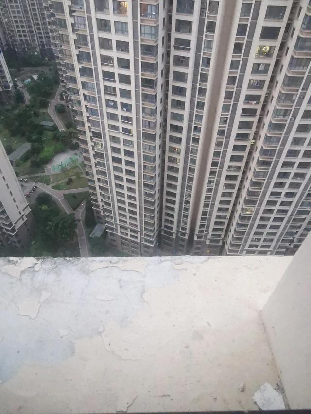请大神看下这是我摄像头坏了，还是摄像头的玻璃盖坏掉了华为M20P