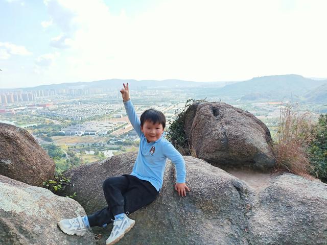 带宝宝爬天平山