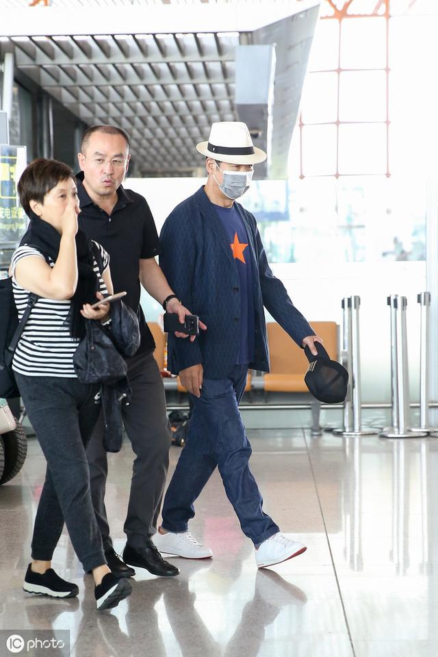 张国立的老婆:张国立与妻子罕见同框，虽结婚三十年，但61岁邓婕仍保养的很好