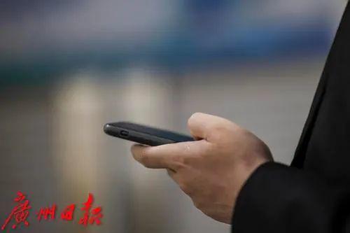 男子起诉18岁前女友:“她在我公司拍了我的裸照微信群发!还在侮辱我 群里有500人 ”