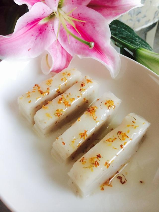 菱粉糕为清代南方地区一味传统特色名食,菱粉混合面粉做糕,加上桂花