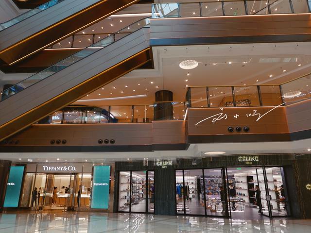 上海徐家汇"最高档"的商场,里面好多奢侈品,游客直呼逛不起
