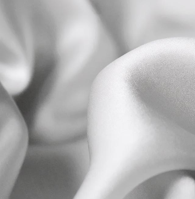 女生穿睡衣擦身体乳