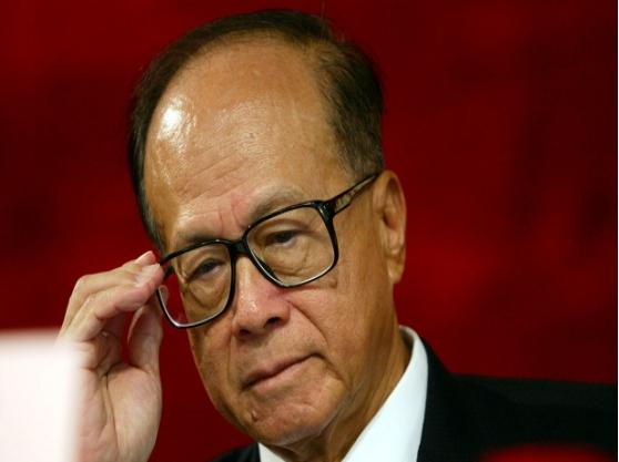 买下半个英国后，李嘉诚又要回来，他嗅到什么了？