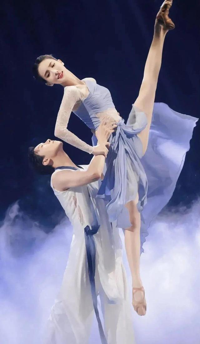 被嘲萬年歪臉卻成頂級大美人 顏值氣質著實有料 不對稱也有魅力 Kks資訊網