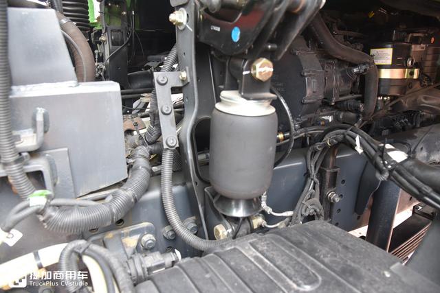 拉砂石料自卸车