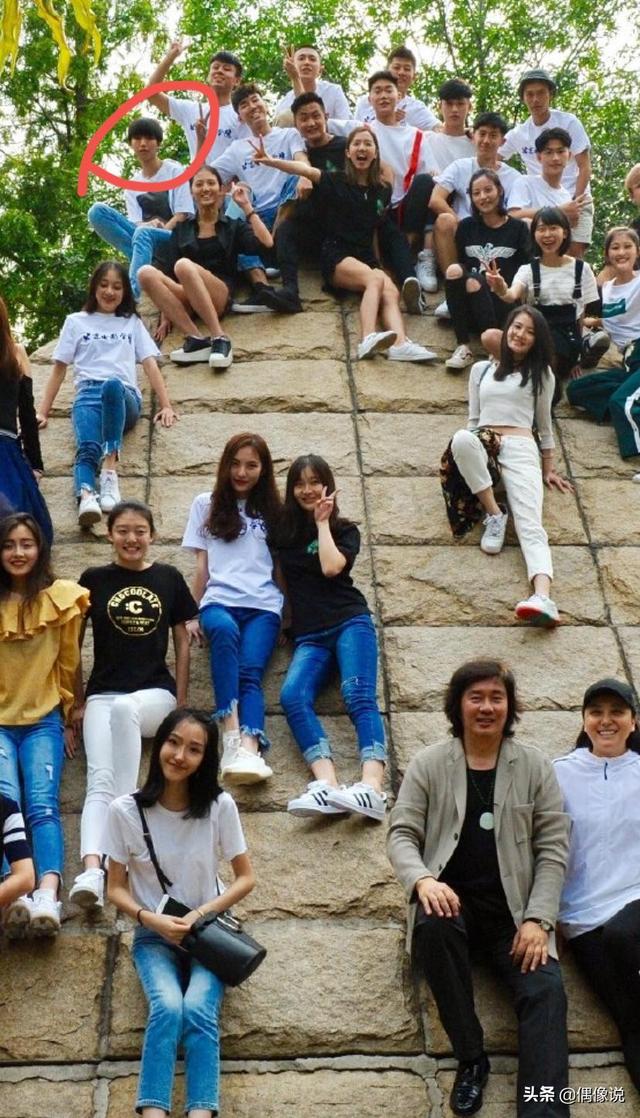 毕业照站位:王俊凯大学毕业照来了！打扮帅气，在站位方面，同班同学很够意思