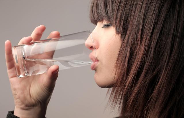 这些常用药物在服用时，需要多喝水，否则容易损伤肾脏