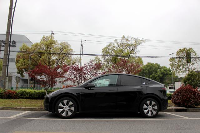 试驾特斯拉Model  Y：这玩意儿开起来咋就那么像个“大玩具”？