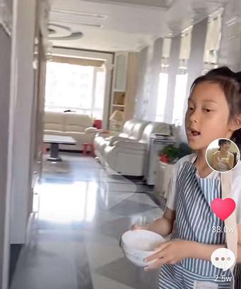李小璐整容:李小璐与朋友聚餐，下巴突兀被疑又整容，戴定制项链镶满耀眼钻石
