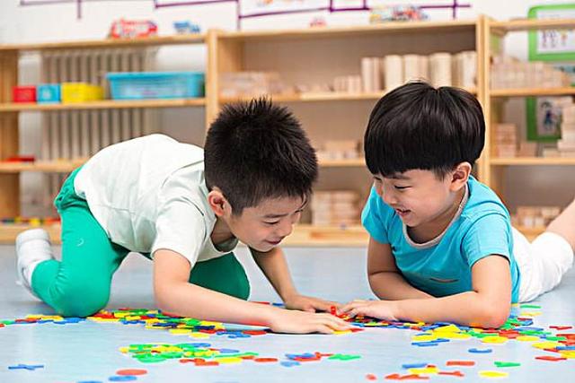 幼儿园的“新型攀比”正在蔓延，家长苦不堪言，孩子却乐在其中