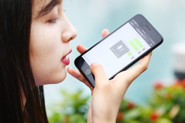 语音姿势很多人在发语音的时候习惯把嘴对着手机的麦克风,以为这样会