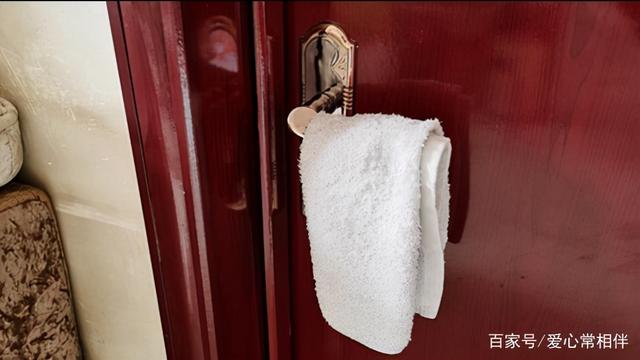 孩子嘴太干，还出了血，是水喝得少吗？医生的建议让家长明白真相