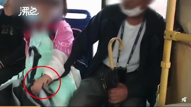 山东警方通报一老人在公交车上猥亵女孩数分钟，当地网友爆料：惯犯
