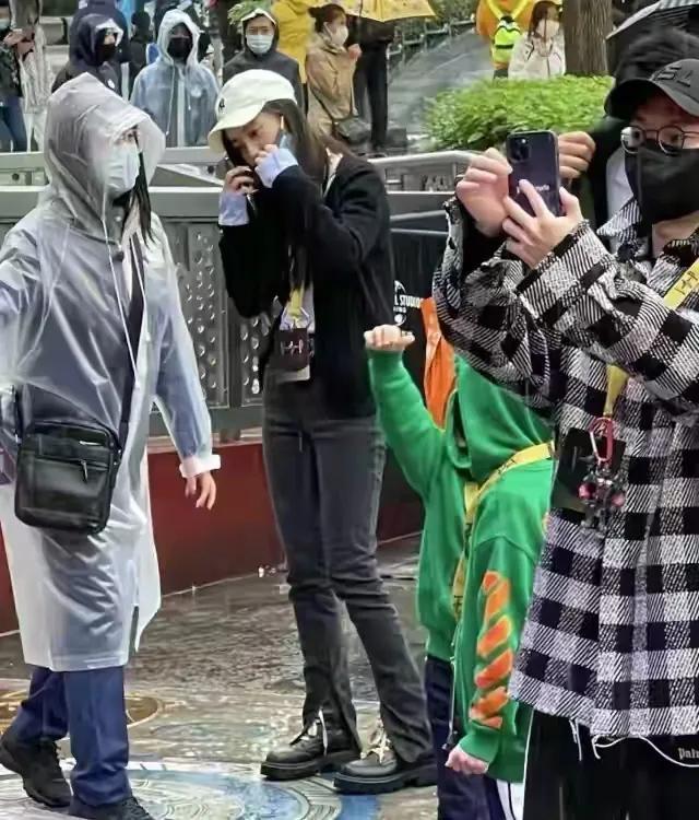 黄晓明杨颖合体带儿子游环球影城，不会还有人说已经离婚了吧