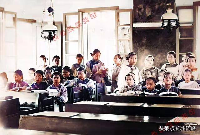 老照片：清朝时期的女子学校，学校里面全是女学生
