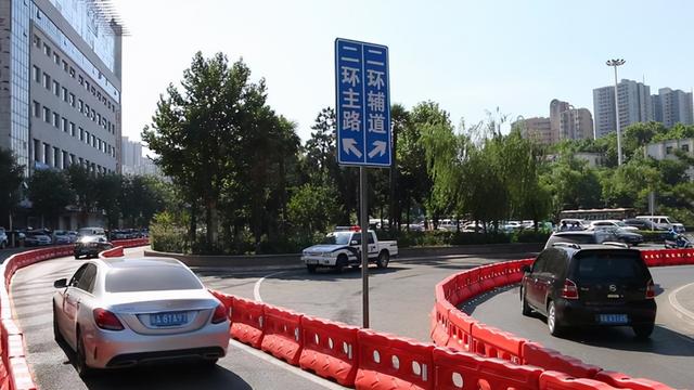 辅路进入主路的规则条款(辅路车让主路车先行规则)