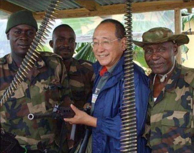 上海男子胡介国，2001年当上非洲首位华人酋长，拥有军队和选妃权