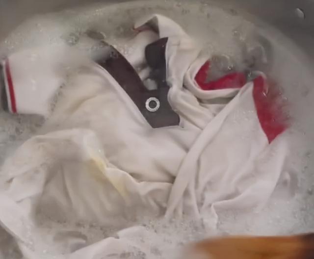 安徽一孩子校服弄脏，妈妈尝试各种洗法全都没用，无奈直接一锅煮