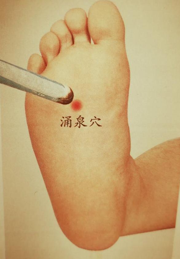 下半身怕寒、脚凉，上半身怕热，爱上火，可能是上热下寒了