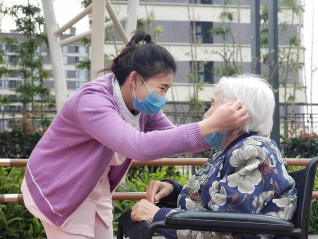 自古以来人们都追求长寿，但是我觉得老人还是不要活的太久