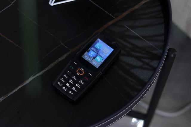 功能機？還能聊微信刷抖音！不怕摔不怕水的AGM M7有點猛