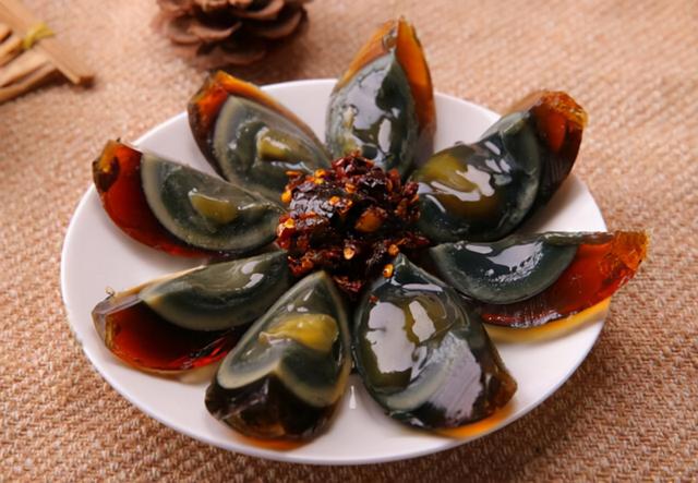 松花蛋上的 黑斑 是重金属残留吗 会危害健康吗 答案很简单 全网搜