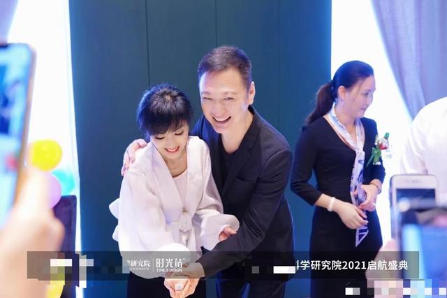 米雪和陶大宇同框喜庆生，脸蛋精致似少女，男友去世11年至今未婚