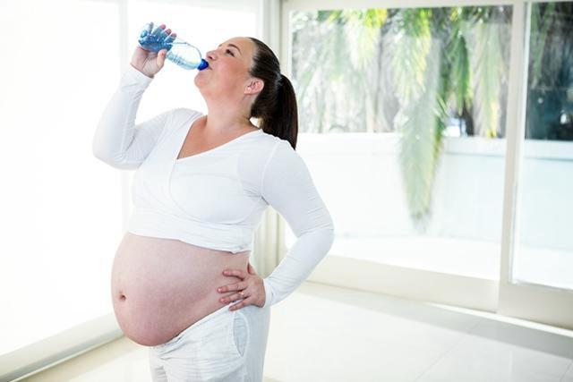 怀孕期间，孕妇喝水讲究多，正确的喝水方式，孕妈要牢记别弄错了