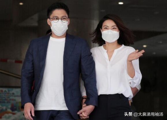 郭晶晶霍启刚在街头爱国宣传，和小朋友亲切交谈，穿着低调接地气