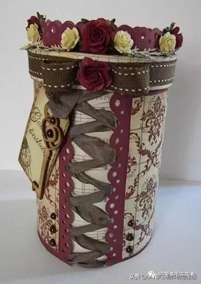 ▽ 多格收纳笔筒吃完薯片留下来的薯片筒高高瘦瘦,最适合直接装饰或