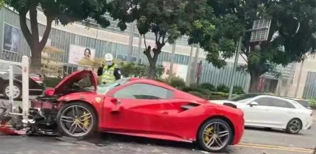 厦门今早一法拉利撞护栏！刚刚，警方通报来了