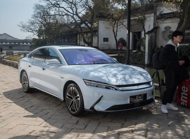 比亚迪汉EV与特斯拉Model  3怎么选？哪款性价比更高？