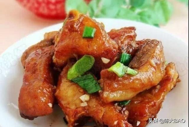 鲢鱼怎么做好吃？大厨教你把鱼鲜焖到味美，下酒下饭，营养又解馋
