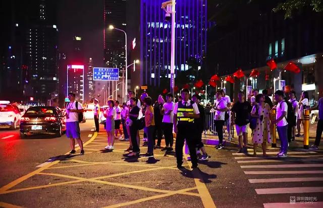 租住南山的互联网大厂人：年入70万，睡城中村单间