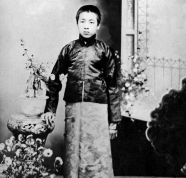 周总理的小学老师去世后，其儿子进京求职，总理接见他后当场落泪