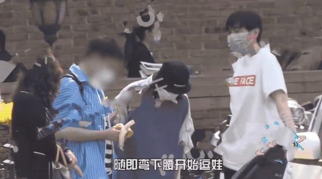 唐艺昕孕肚:唐艺昕挺巨肚野餐，张若昀贴身陪同全程紧盯，手摸孕肚满脸宠溺