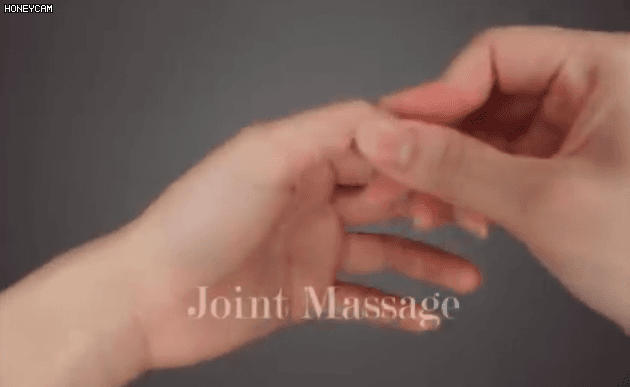 拉一拉自己的大拇指，可以有效地预防颈椎病