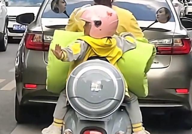 操碎了心！贵州一妈妈骑车走错道，宝宝回头伸手示意后车保持距离