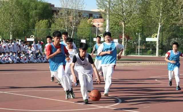 学生进入“变声期”，避免长大后变成公鸭嗓，家长就要注意这4点