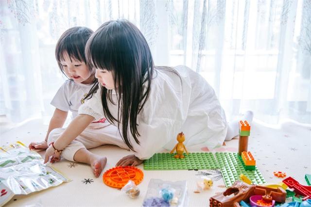 秋冬季节，与其把孩子“圈养”在家中，不如多晒太阳多补维生素