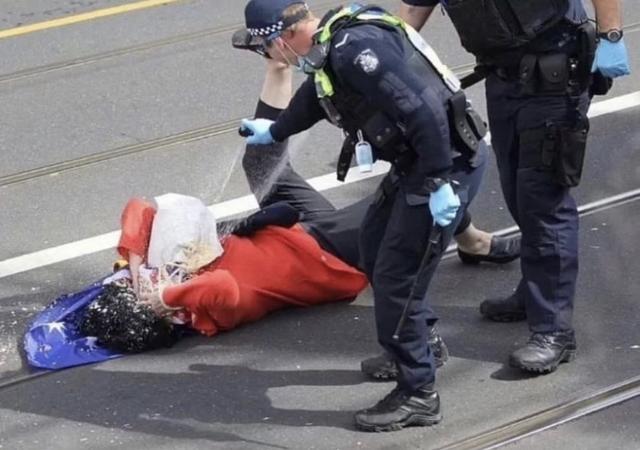 澳大利亚疫情封锁抗议期间，一70岁老妇被警察推倒喷胡椒喷雾